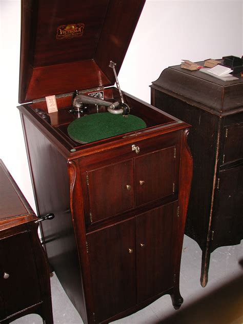 Museum of early consumer electronics and 1st achievements www. . Vintage record players 1940s